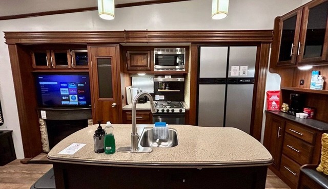 Private RV Hideaway - Fireplace+Fast Wi-Fi by LCH