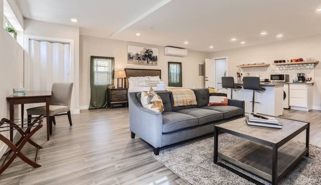 Private Sunnyside Studio / Cozy, Modern Getaway