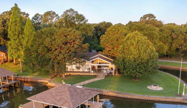 Private Waterfront Cove | Game Room | Dock | Pet Friendly | Fire Pit | Kayaks | Couples | Family Time