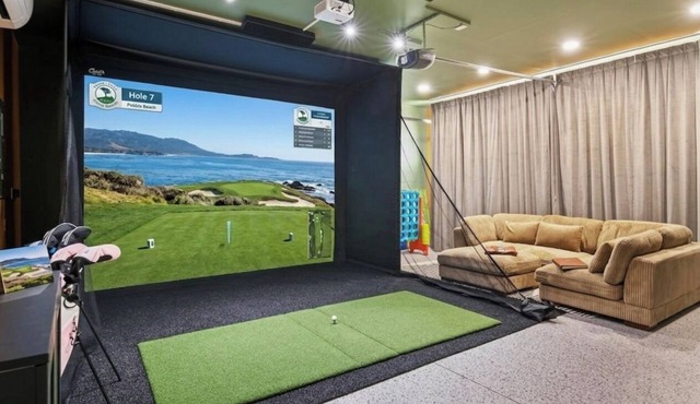 Pro Golf Simulator and Hot Tub, New Luxury 4 BR, Boise Home Sleeps 12