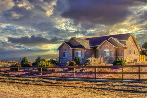 Pueblo 'Five Star Pikes Peak View' Home w/Hot Tub