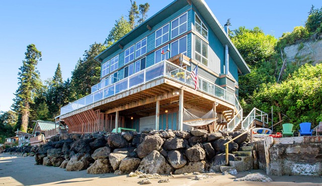 Puget Sound-front home with beach access, kayaks, gorgeous view & firepit