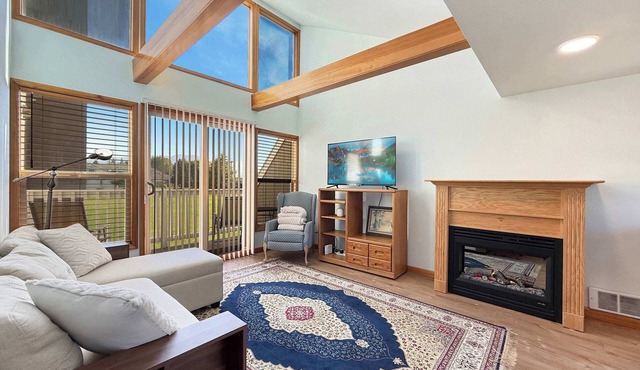 Putters Paradise Stylish 1BR Golf Course Apartment with Scenic Views
