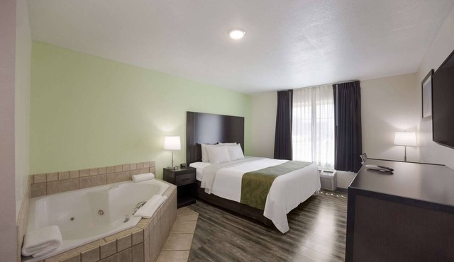 Quality Inn & Suites Clayton, NM