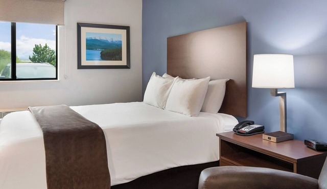 Queen Suite w/Kitchen & Recliner Near Omaha’s Best Attractions and Landmarks
