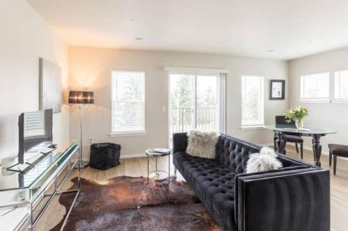 Quiet, convenient Commencement Bay & city views!