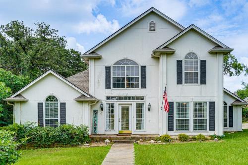 Quiet Countryside Home, 5 Mi to Lake Arlington!