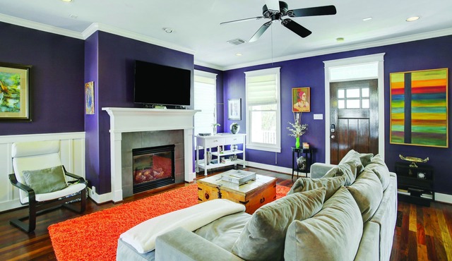 Quiet Fantastic Heights location overlooking creek - blocks from bars & trails