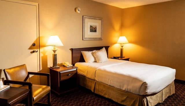 Ramada Hotel & Convention Center by Wyndham Topeka Downtown