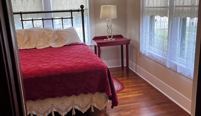 Recently restored 1933 Cozy 2-bedroom home walking distance to downtown Flatonia