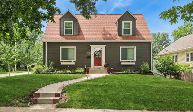 Red Door Retreat - Dog-Friendly Beaverdale Home - Fenced Yard - Sleeps 10