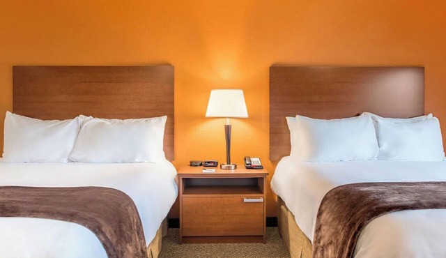 Relax and Cook in a Spacious Suite with Kitchen Near Austin Park and Route 66