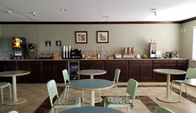 Relax and Recharge! 4 Comfortable Units, Dining, Near Plum Creek Golf Course