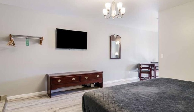 Relax and Unwind in GuestHouse Montesano! Free Parking, Pet-friendly Property