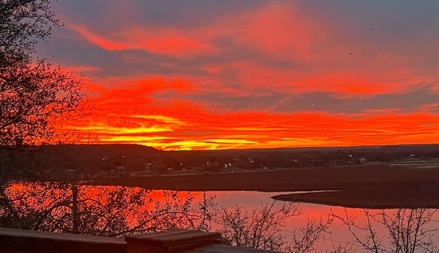 Relax at Sunset Cabin — Panoramic Lakefront views!