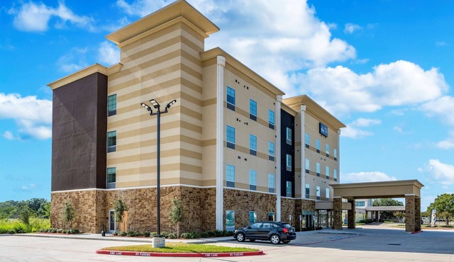 Relax in Three Comfortable Units, Comes with FREE Parking and Breakfast!