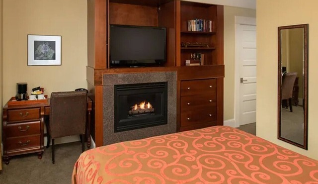 Relax in Victorian Room w/Heated Tile Bathroom & River Views from Terrace