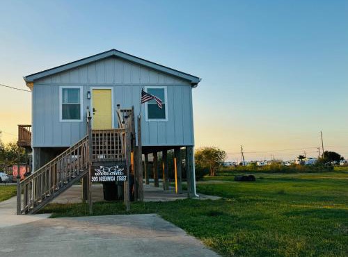 Relax & Unwind in a Serene Retreat Near the Beach