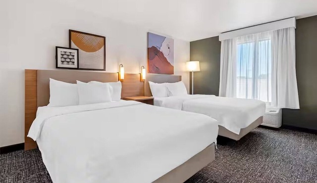 Relax w/Local Dining and Shopping in a Comfortable + Fully Equipped Guest Room