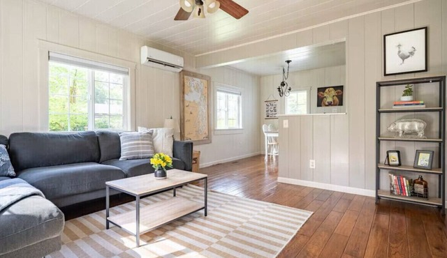 Relaxing Farm Retreat- fresh eggs provided with every stay!