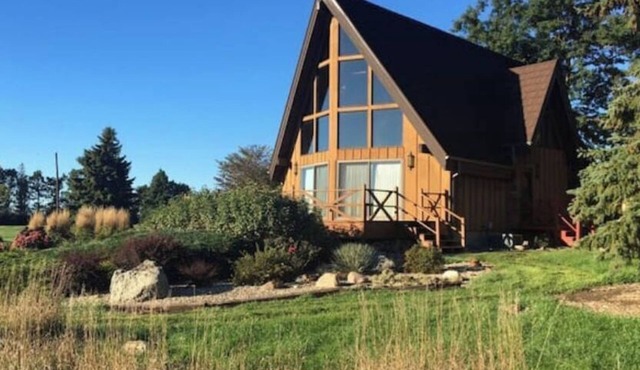 Relaxing Riverview Cabin with Scenic Hot Tub