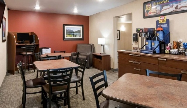 Relaxing Room Close to Adventureland + Prairie Meadows Casino