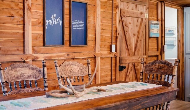 Relaxing, Rustic Cabin on the Lake