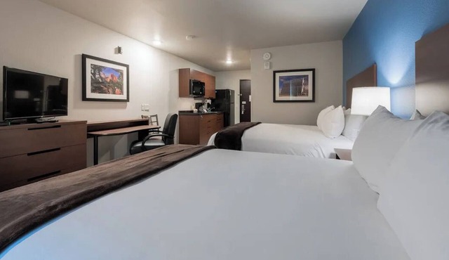 Relaxing Stay Near Des Moines Attractions & Adventureland Park l 3 Rooms
