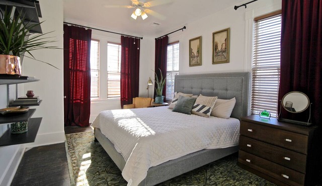 Renovated EaDo Flat, walk to GRB, bars, stadium-above restaurant & bar adjacent