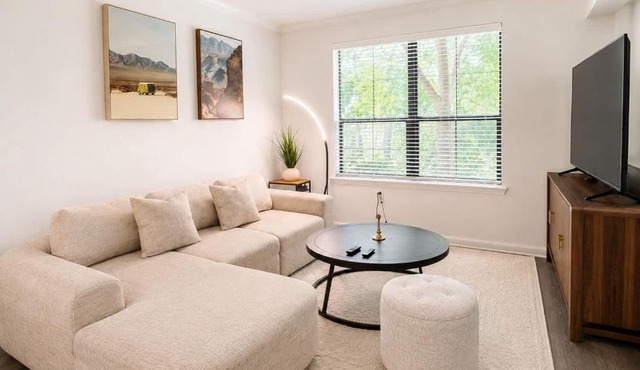 Resort-Style 1BR Pool Gym & Movie Theater6