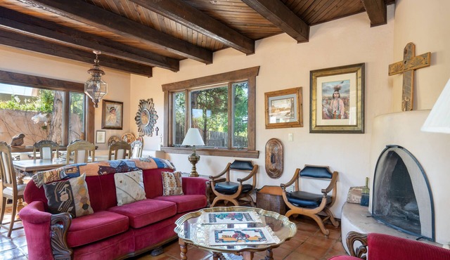Rexie's Place | Mountain Views + 10 Min Drive to the Plaza!