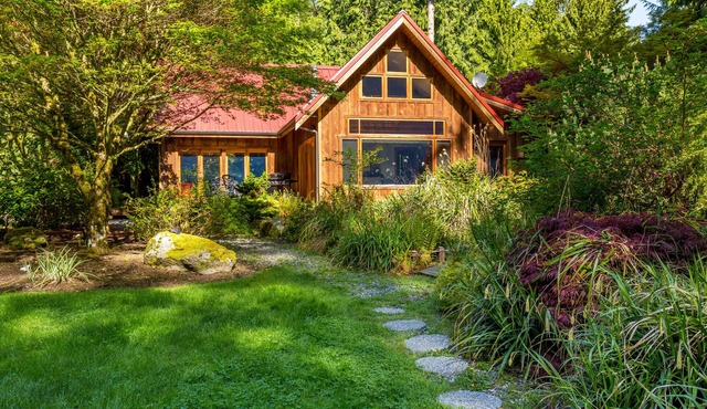 Rhythm Waters by AvantStay | Garden Paradise, Pond