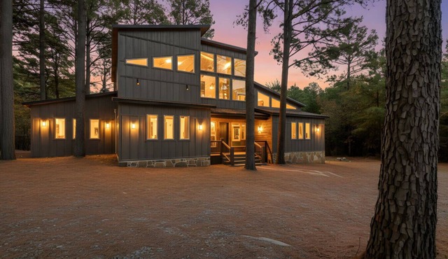 Rich Carlton · Sleeps 27! Hot Tub, Shuffleboard & 4 King En-Suites