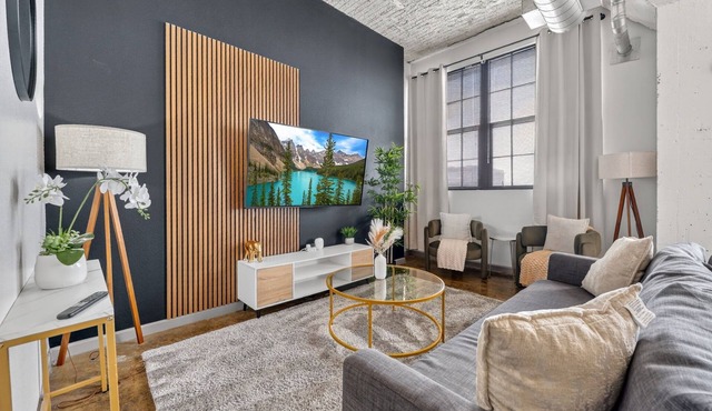 River Market Loft Retreat King Bed Parking