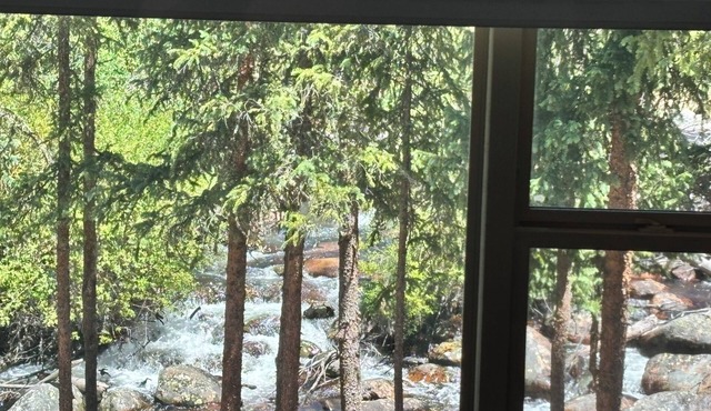 RIVER SIDE walking distance to town/the lake & Rocky Mnt Natl Park! 3-bedroom