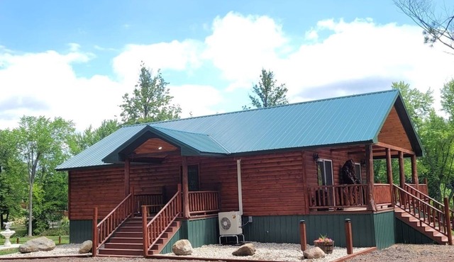 Riverfront Bear Cabin in Paris
