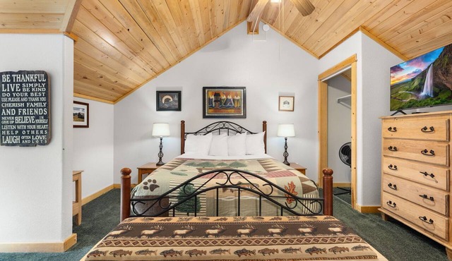 Riverfront Escape Private Hot Tub Close to RMNP