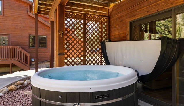 Riverfront Hideaway Private Hot Tub