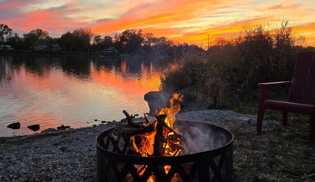 Riverfront home with great views, full kitchen, firepit & strong Wi-F