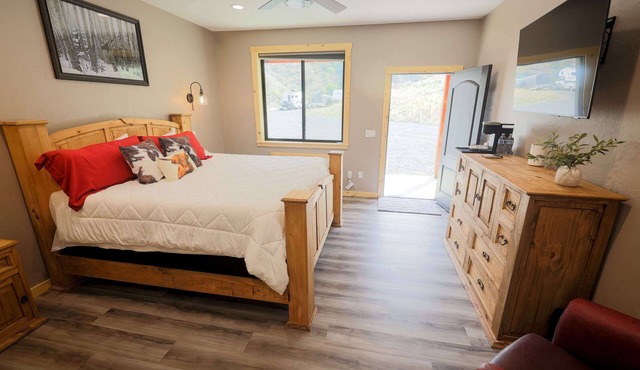 Riverfront Lodge in White Bird, ID – 1BR w/Panoramic Views & Breakfast Unit 1 in White Bird