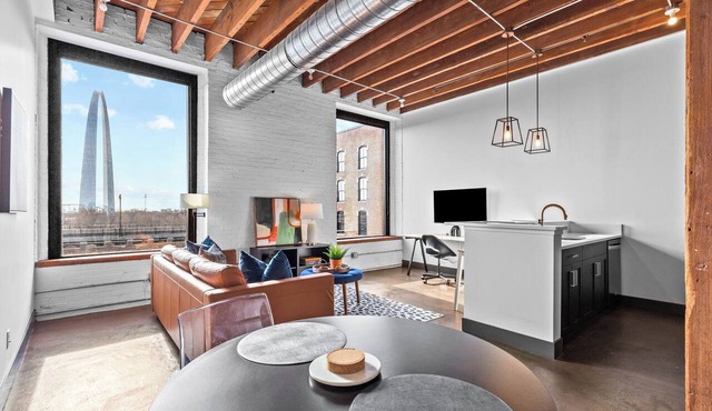 Riverfront Loft - Arch Views, Onsite Fitness Center