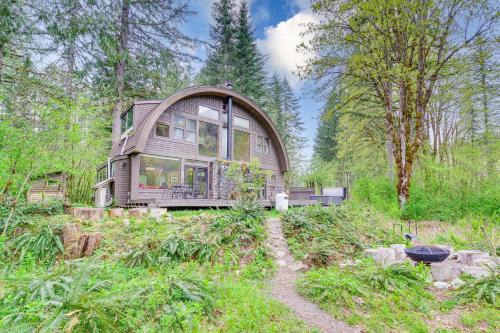 Riverfront Skykomish Cabin w/Private Hot Tub! in Skykomish