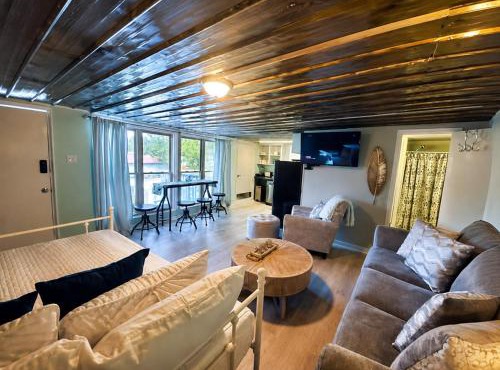 Riverfront stay Near Wilson Dam with Grill