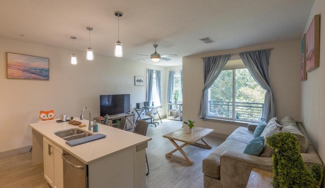 Riverwalk and Pool view Apt with King bed Infinity Pool Gym Free Parking
