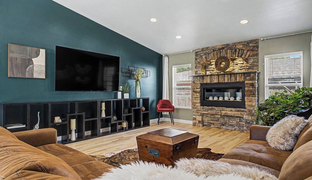 Rocky Mountain Zen Retreat/Gorgeous Home with an Amazing Yard!