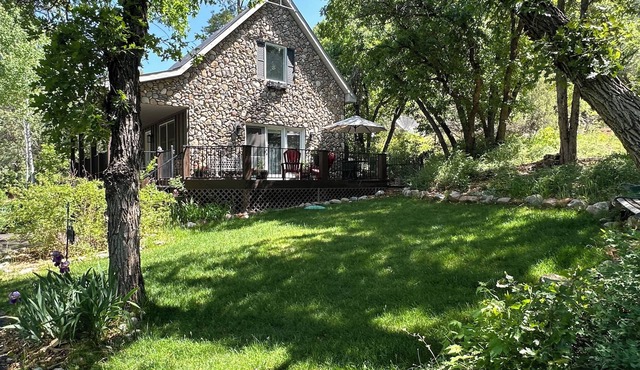 Romantic Cottage on Private Acreage 5 min. to Downtown- Incredible Views