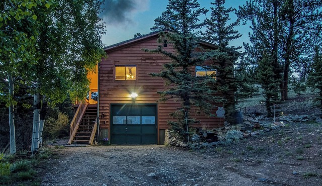 Romantic Private Cabin with Views, Wifi, Large Patio, Fireplace, Modern updates!