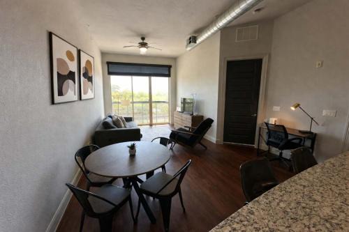 Rose at the Millennium - Stylish 1 BR in Houston