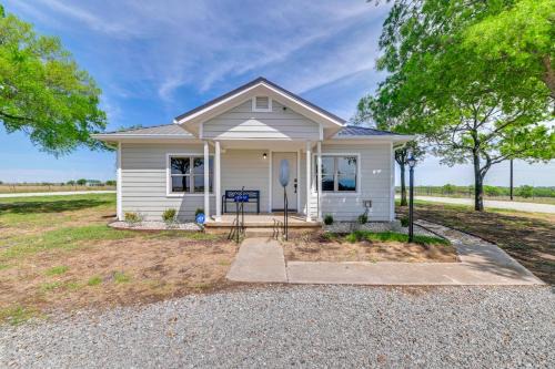 Rural Texas Retreat: Patio + Country Views!