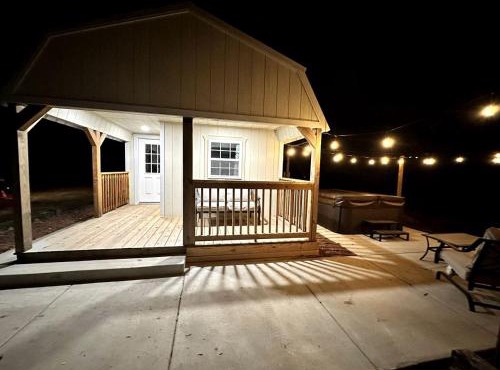 Rustic Cabin Escape with Hot Tub Near Oxford, Mississippi